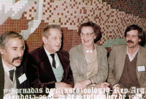 Jorge Cajal, Claes Olrog, Gunilla B. de Olrog y Ricardo Ojeda en las I Jornadas Argentinas de Mastozoología (1985)